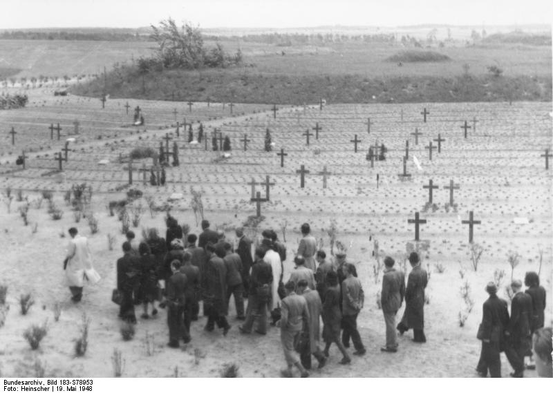 ADN-ZB-Heinscher Im Lager Gronenfelde bei Frankfurt/Oder wurde am 19. Mai 1948 der 500.000 deutsche Kriegsgefangene aus der Sowjetunion entlassen. Die Berliner Presse sowie Vertreter der Zentralverwaltung für Umsiedler, des FDB und der Volkssolidarität waren anwesend und hatten Gelegenheit, das deutsche Entlassungslager und die sowjetische Entlassungsstelle in der Hornkaserne zu besichtigen. Auf diesem gepflegten neuangelegten Friedhofsgelände sind 3.700 ehemalige deutsche Kriegsgefangene beerdigt. Sie starben in der Zeit vom 23.9.1945 bis 6.9.1946. Alle später Verstorbenen sind auf den städtischen Friehof in Frankfurt/Oder beerdigt. Die Sterbeziffer hat in den letzten Jahren sehr stark nachgelassen. Im Januar 48 verstarben 6 ehemalige Kriegsgefangene, im Februar 8, im März 7 und im April 13.